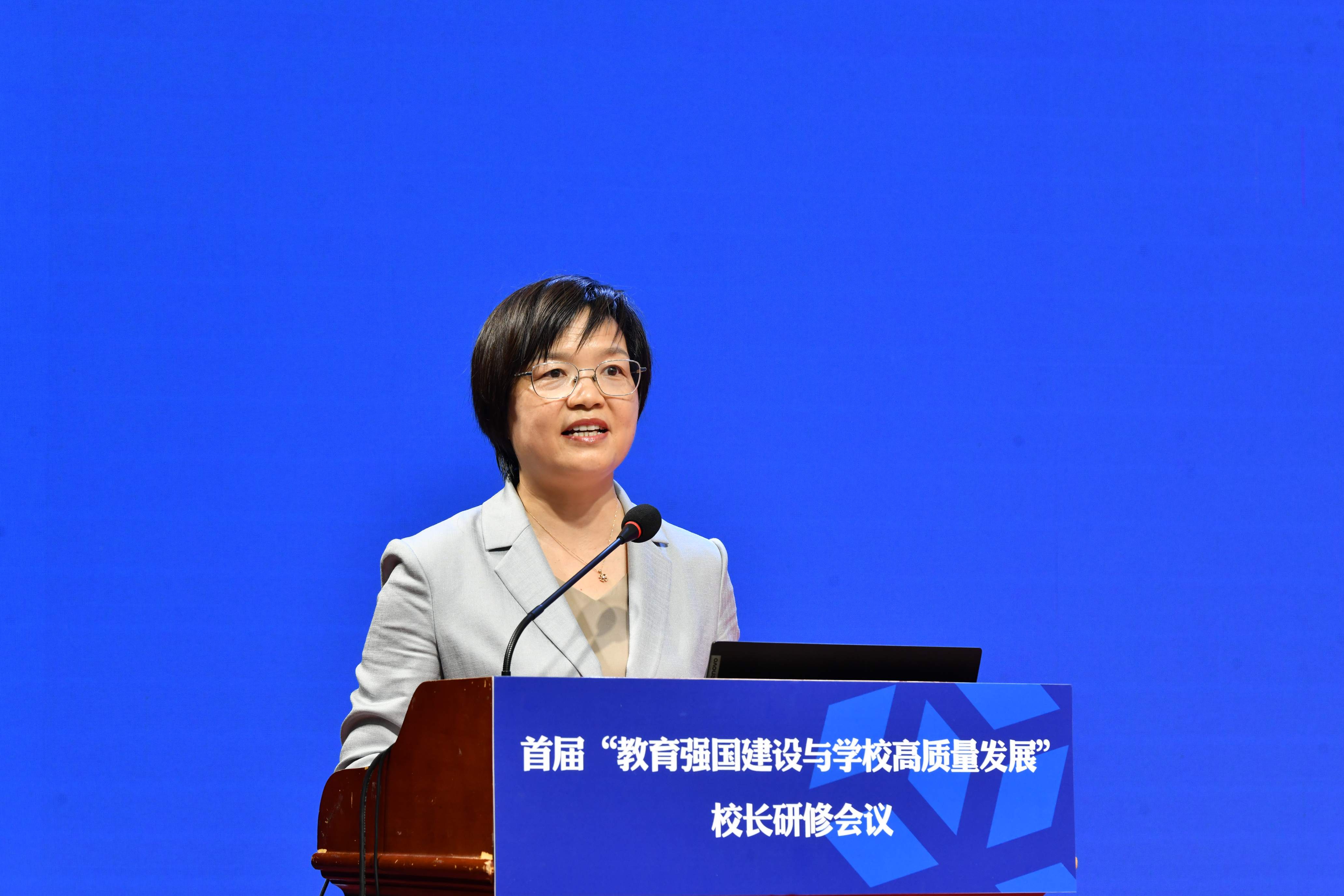 2 郑州市教育局党组书记、局长王丽娟致辞。