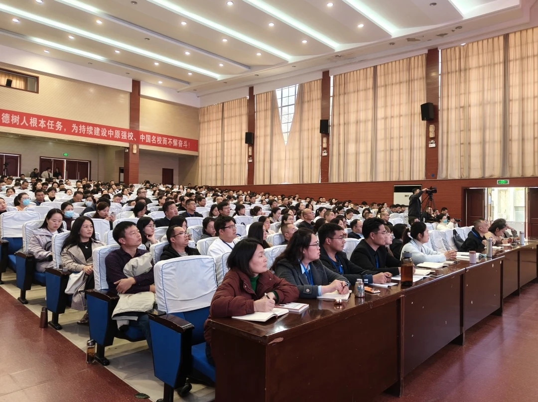 2 学员听讲座图 2 学员听讲座图